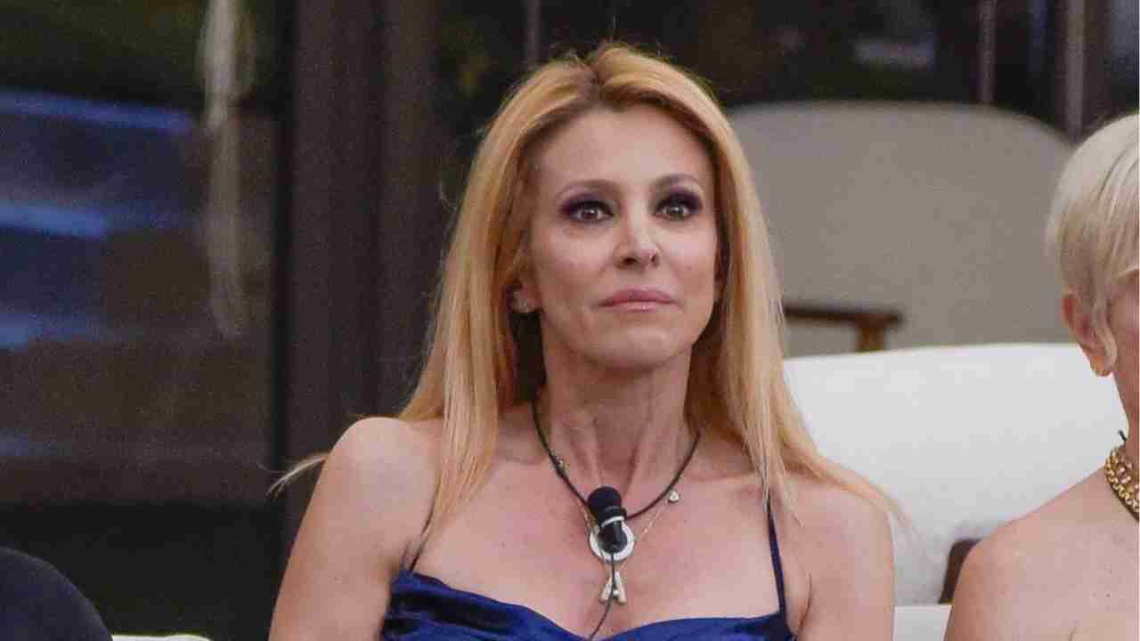 Adriana Volpe cambia look - Civitasonline.it