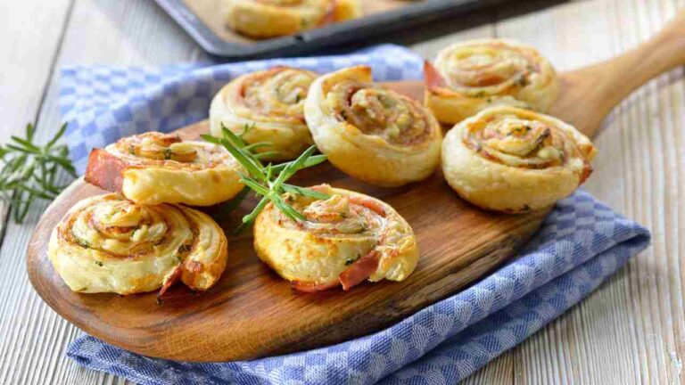 Girelle di pasta sfoglia con speck e provola civitasonline.it