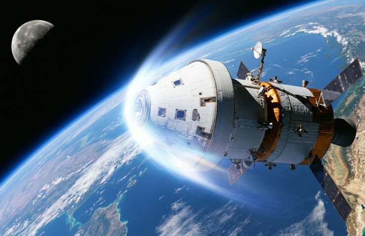 Navicella Orion NASA in orbita: missione Artemis 2 verso il rientro atmosferico sulla Terra con la Luna sullo sfondo.