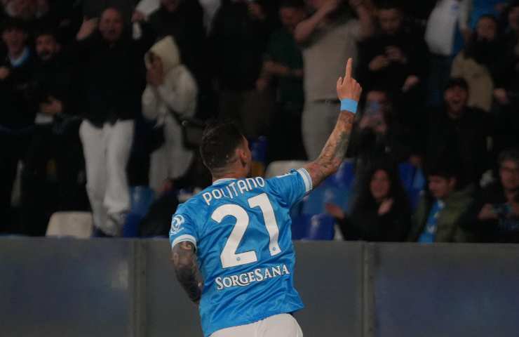 Matteo Politano festeggia il suo gol in Napoli-Milan ritratto di spalle con il braccio destro alzato