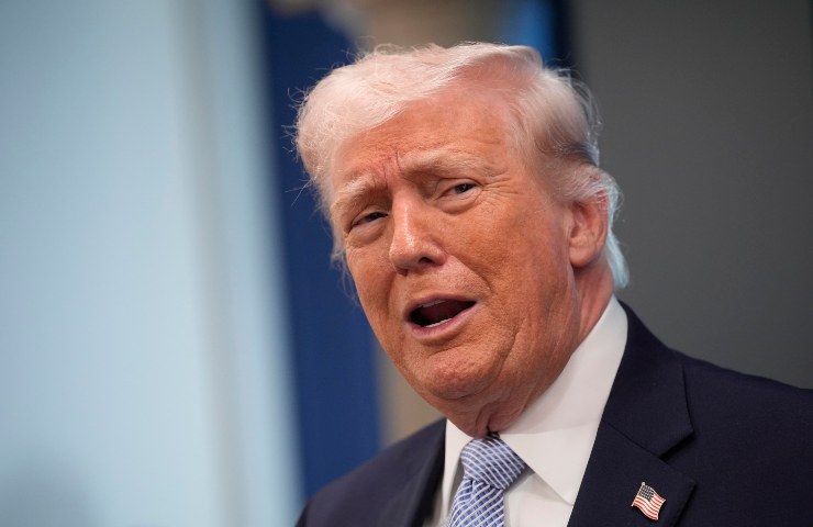 Donald Trump mentre parla nel corso di una conferenza stampa.
