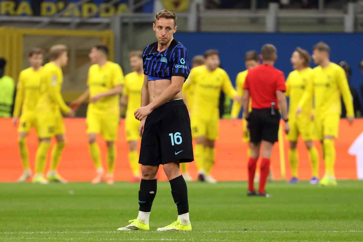 Davide Frattesi dell'Inter deluso con alle sue spalle sullo sfondo i calciatori del Bodo Glimt festanti.