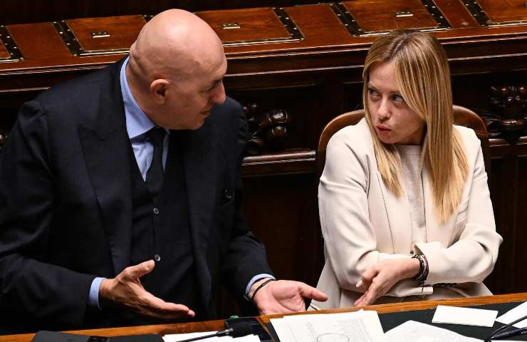 Guido Crosetto e Giorgia Meloni si confrontano in Parlamento.
