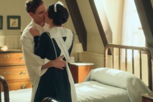 Lope e Vera che si baciano