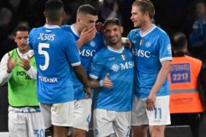 Matteo Politano festeggia il suo gol in Napoli-Milan con Juan Jesus, Alessandro Buongiorno e Kevin De Bruyne.