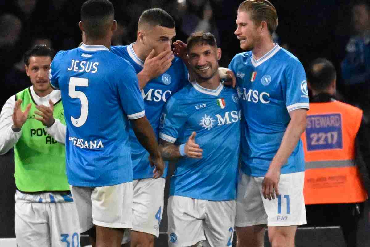 Matteo Politano festeggia il suo gol in Napoli-Milan con Juan Jesus, Alessandro Buongiorno e Kevin De Bruyne.