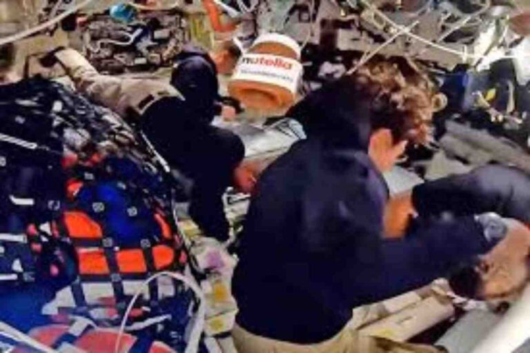 Un barattolo di Nutella che fluttua all'interno della navetta Artemis 2 con gli astronauti al lavoro.