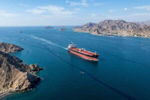 Veduta aerea dello Stretto di Hormuz con petroliera in transito tra la costa dell'Oman e l'Iran, 7 aprile 2026.