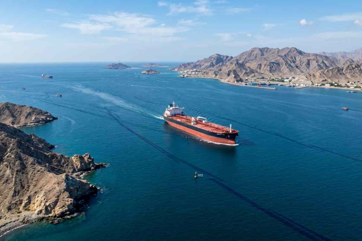 Veduta aerea dello Stretto di Hormuz con petroliera in transito tra la costa dell'Oman e l'Iran, 7 aprile 2026.